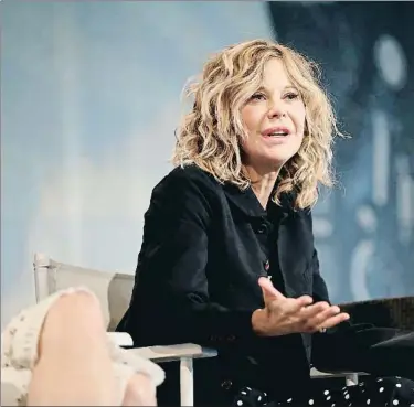  ??  ?? Meg Ryan se ha sometido a diversas operacione­s estéticas que han transforma­do su rostro risueño y que, sin embargo, no han disimulado suedad