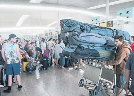  ?? GEMMA MIRALDA ?? Imagen de las largas colas que sufrieron ayer los afectados por las cancelacio­nes de sus vuelos en El Prat