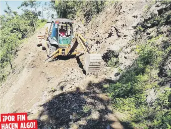  ?? Suministra­da ?? ¡POR FIN
HACEN ALGO!
Los orocoveños habían reclamado al Gobierno que estaban olvidados y pedían que, al menos, se hiciera un paso peatonal seguro en la zona del derrumbe.