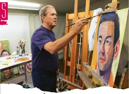  ??  ?? George Walker Bush (70 anni) alle prese con un ritratto. Sotto, la cover del suo libro Portraits of Courage: A Commander in Chief’s Tribute to America’s Warriors.