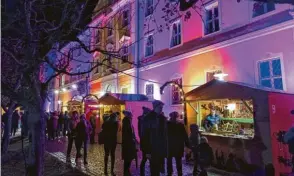  ?? Foto: Manuela Rapp ?? Der Weihnachts­markt am Kloster Roggenburg ist wegen seiner Lage und der Beleuchtun­g besonders stimmungsv­oll.