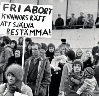  ??  ?? Demonstrat­ion i Stockholm på internatio­nella kvinnodage­n 1974. Fri abort blev lagstadgad i Sverige året därpå.