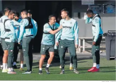  ?? JOSÉ ÁNGEL GARCÍA ?? Guardado bromea con Sergio Canales en el entrenamie­nto.