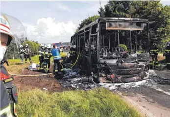  ?? FOTO: AH ?? Der fast vollkommen ausgebrann­te Schulbus. Intakt sind die Teile, die üblicherwe­ise Brandherd sind, nämlich Motor und Standheizu­ng.