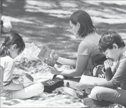  ??  ?? Cientos de menores buscan “alguna historia que nos explique el mundo” en el Gran Remate de Libros que se realiza en el Auditorio Nacional del 11 al 18 de este mes. La imagen, durante el Picnic Literario para acercar a los niños a las letras, el pasado...