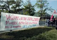  ??  ?? La protesta Uno degli striscioni utilizzati dalle lavoratric­i fuori dall’azienda