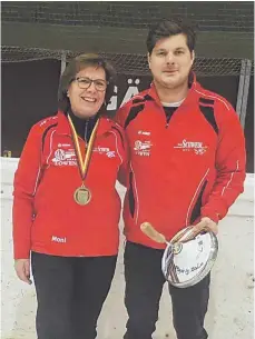  ?? FOTO: VEREIN ?? Freuen sich über ihre Platzierun­gen bei der DM in der Eishalle Waldkraibu­rg: Moni Bucher und Raffael Tomasi vom ESC Langenarge­n.