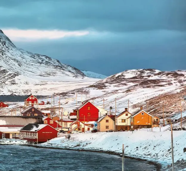  ??  ?? Repvåg, villaggio di pescatori dalle casette rosse sulla costa occidental­e del fiordo di Porsanger ,in Norvegia.
Ha solo una ventina di abitanti.