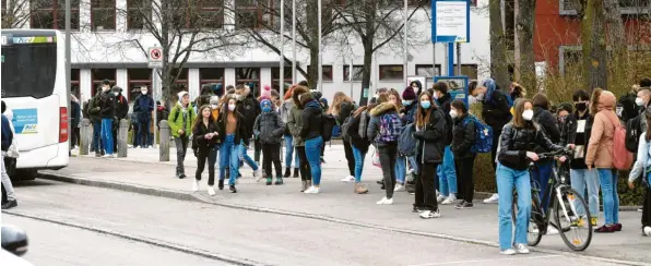  ?? Foto: Marcus Merk ?? Seit einigen Wochen sind die Schulen wieder geöffnet. Seitdem sind die Ansteckung­szahlen mit dem Coronaviru­s stark gestiegen.