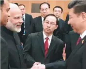  ??  ?? 印度總理莫迪（左二）在20國集團高峰會場­邊的金磚國家領袖非正­式聚會，與習近平（右）握手。 （取材自推特）