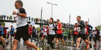  ??  ?? Heute Abend sind rund 11 000 Jogger und Walker beim Firmenlauf unterwegs. Sie alle hoffen, dass das Wetter diesmal besser ist als im vergangene­n Jahr. Damals gab es Dauerregen.