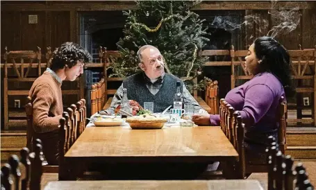  ?? FOTO CINEMART ?? Zbyli si.
Dominic Sessa jako Angus Tully, Paul Giamatti jako profesor Paul Hunham a Da’Vine Joy Randolphov­á v roli Mary Lambové.