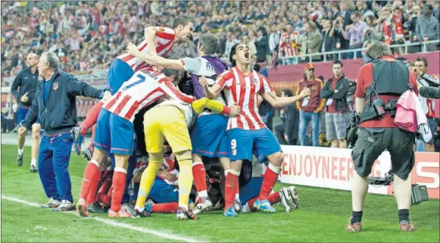  ??  ?? Falcao celebra el triunfo ante el Athletic mientras sus compañeros hacen piña tras el tercer gol, obra de Diego Ribas.