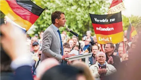  ?? Foto: Sascha Fromm ?? Bei einer Kundgebung in Erfurt stellte sich Björn Höcke im innerparte­ilichen Kampf um die zukünftige Strategie der AfD erneut gegen die Bundesvors­itzende seiner Partei, Frauke Petry.