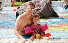  ??  ?? Matthias Wernitz und seine Tochter Emily kommen aus Friedberg und haben diesen Sommer das Wertinger Freibad für sich entdeckt.