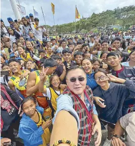  ?? ?? Sen. Bong Go takes a selfie with the young athletes in Kalinga.