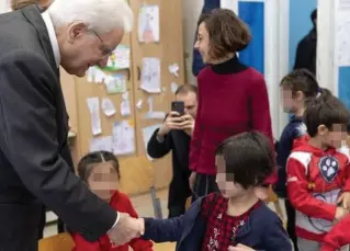  ??  ?? In classe
Il presidente della Repubblica Sergio Mattarella con dei bambini cinesi