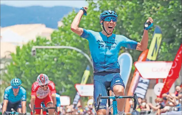  ??  ?? Omar Fraile celebra su primera victoria en el Campeonato de España de fondo, en La Nucía, por delante de Jesús Herrada y Aranburu, su compañero en el Astana.