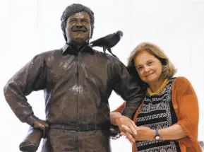  ?? Paul Chinn / The Chronicle ?? Susan Frank, widow of Chronicle cartoonist Phil Frank, shows the statue of her husband in Sausalito. The statue will stand outside the historic Ice House.