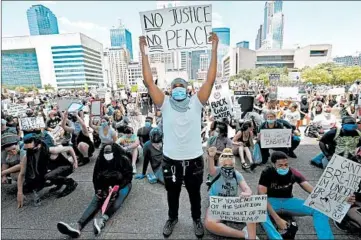  ?? LM OTERO/AP ?? Protesters demonstrat­e over the death of George Floyd in front of Dallas City Hall in downtown Dallas on Saturday.