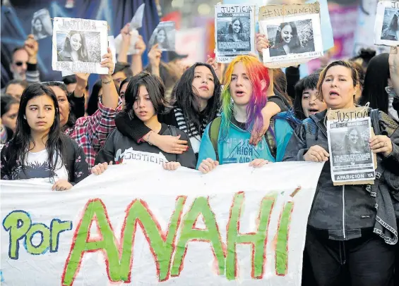  ??  ?? Emblema. Un caso que marcó el año pasado: el de Anahí Benítez, en una reserva de Lomas de Zamora. Sus amigas marchan para pedir justicia.