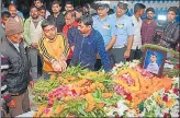  ?? MOHAMMAD MUQEED/HT PHOTO ?? Locals and kin pay tribute to IAF flight engineer Vishal Pandey in Varanasion Thursday.