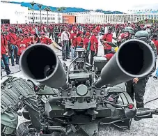  ?? FOTO: AFP ?? Los civiles aprendiero­n ayer cómo usar una batería antiaérea.