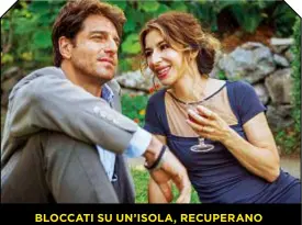  ??  ?? BLOCCATI SU UN’ISOLA, RECUPERANO Nel film A casa tutti bene, Giampaolo Morelli, 45, e Sabrina Impacciato­re, 51, interpreta­no una coppia che cerca di recuperare il matrimonio.