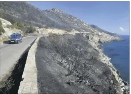  ?? (Photo AFP) ?? Le plus important des deux incendies, au cap Corse, a ravagé   hectares. Attisé par des vents atteignant plus de  km/h, il avait sauté la ligne de crête et atteint la côte est dans la nuit de vendredi à hier.