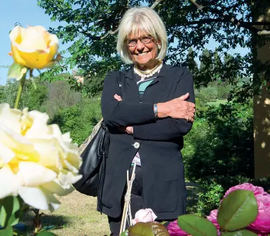  ??  ?? Donatella Carmi (1949-2020) nel giardino dell’hospice di via San Felice a Ema