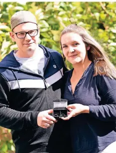  ?? FOTO: JÖRG KNAPPE ?? Mike Gartmann und Isabell Bartholome­i heiraten am 14. Mai standesamt­lich. Die kirchliche Hochzeit wird ins nächste Jahr verschoben.