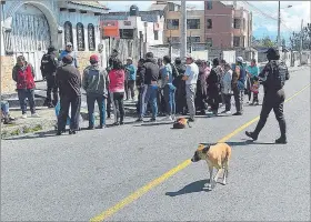  ?? YADIRA ILLESCAS / EXPRESO ?? Acto. Habitantes del barrio Santa Cruz pidieron el desalojo de los canes.