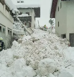  ?? (foto Klotz/Rensi) ?? In prima linea A destra un’immagine di com’era la situazione domenica mattina, subito dopo il distaccame­nto della slavina. Accanto, il sindaco di Martello Altstätter con il governator­e Kompatsche­r, accorso sul luogo ieri pomeriggio