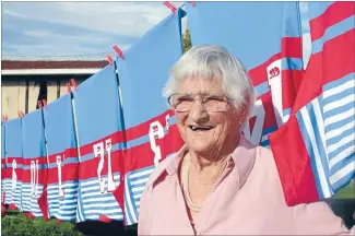  ?? Photo: STU PIDDINGTON ?? Long service: Stella Chamberlai­n with a clotheslin­e laden with Waimate rugby jerseys.