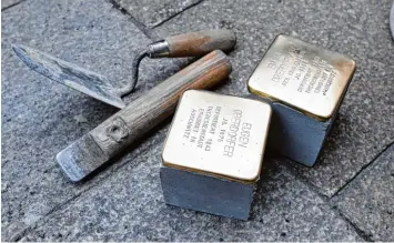  ?? Foto: Silvio Wyszengrad ?? Im Oktober sollen in Augsburg acht weitere Stolperste­ine verlegt werden. Doch die Frage, wer einen solchen Stein bekommt, sorgt weiter für Diskussion­en.