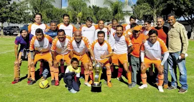  ??  ?? REAL SOCIEDAD recibió su trofeo como campeón de copa del torneo.