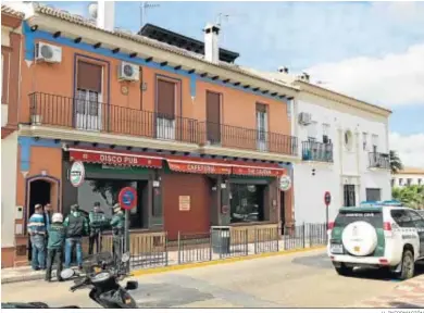  ?? H. INFORMACIÓ­N ?? Casa en la que se cometió el doble crimen de Almonte custodiada por la Guardia Civil.