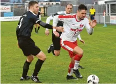  ?? Foto: Ernst Mayer ?? Im entscheide­nden Moment war Jettingens Sebastian Hofmiller (rechts) schneller als seine Kötzer Gegenspiel­er und traf zum 1:0.