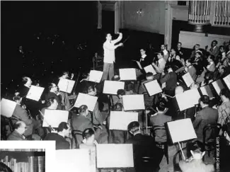  ??  ?? Il fascino delle note A sinistra, Guido Cantelli, nato a Novara nel 1920, entrò in Conservato­rio di Milano nel 1939, dove si diplomò nel 1943, ma cominciò a dirigere dal 1940. Sopra, con l’orchestra della Scala.