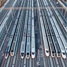  ?? VCG ?? 15 de diciembre de 2020. Una vista aérea de los trenes bala en hileras en la Estación Ferroviari­a de Nantong, provincia de Jiangsu, por la madrugada.