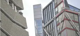  ?? VICTORIA JONES/PA VIA AP, FILE ?? The Tate Modern viewing platform, left, and residentia­l flats, right, in London, Feb. 2, 2019. The U.K. Supreme Court ruled Wednesday that a viewing platform breached the privacy of residents of luxury apartments next door.