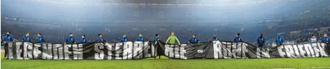  ?? Fotos (4): dpa ?? Die Mannschaft von Schalke verabschie­dete sich nach dem 4:1-Sieg gegen Düsseldorf im Pokal mit einem Plakat von Rudi Assauer.