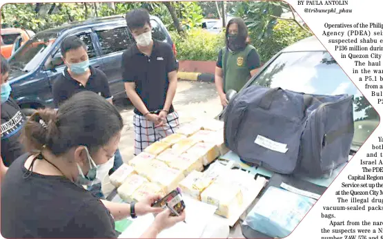  ?? PHOTOGRAPH COURTESY OF PHILIPPINE DRUG ENFORCEMEN­T AGENCY ?? OPERATIVES of the Philippine Drug Enforcemen­t Agency seize 20 kilos of suspected shabu worth P136 million during a buy-bust operation yesterday afternoon. Arrested were two Chinese nationals and their Filipino companion.