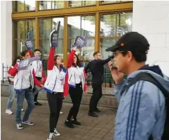  ?? Foto: nd/Jirka Grahl ?? Russlands Mannschaft ist vor wenigen Stunden ausgeschie­den. Diese Volunteers tanzen trotzdem für übermüdete Reisende auf dem Bahnhof.