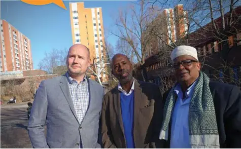  ??  ?? SIDA VID SIDA. Rektorn Johan Segerfeldt, styrelsele­damoten Dahir Jeite och tidigare ordförande Mohamed Hagi Farah.