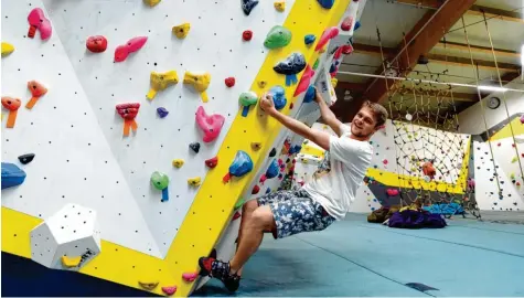  ??  ?? Kann man in Donauwörth in Zukunft in einem eigenen Areal der Kletterhal­le bouldern? Dieses Bild stammt aus dem Soccercent­er in Gersthofen – so ähnlich könnte der Bereich in Donauwörth auch einmal aussehen.