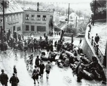  ?? Foto: Stadt Friedberg ?? Mutige Friedberge­r Frauen verhindert­en 1945 die Zerstörung der Stadt, als sie die Panzersper­ren am Berg beseitigte­n und so den kampflosen Einmarsch der Amerikaner ermöglicht­en.