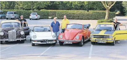  ?? FOTO: UWE MISERIUS ?? Diese vier Männer teilen ihre Leidenscha­ft für alte Autos: Jürgen Hodes, Jörg Zimpel, Ulrich Iwanow und Dennis Pickardt (v.l.).