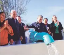  ?? ?? ▮ El mandatario estatal reconoció al presidente municipal por cumplir con una de sus principale­s promesas: El de dotar de agua a la ciudad.