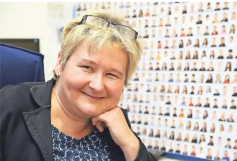  ?? RP-FOTO: ARMIN FISCHER ?? Langer Anlauf: Corina Schulz (52) ist nun auch offiziell Leiterin der Sekundarsc­hule in Alpen.